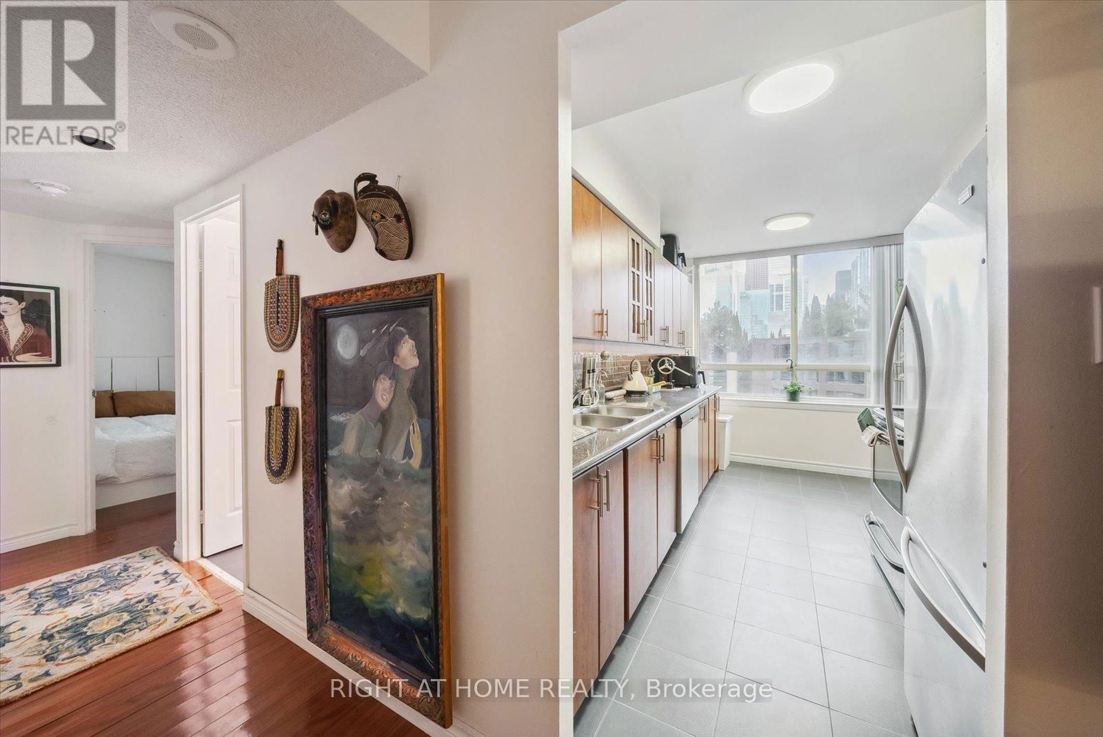 1407 - 633 BAY STREET Image 15