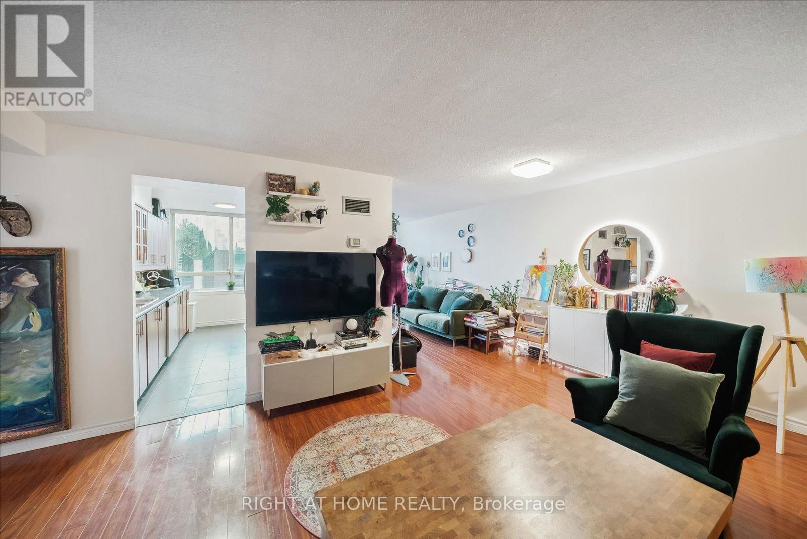 1407 - 633 BAY STREET Image 16