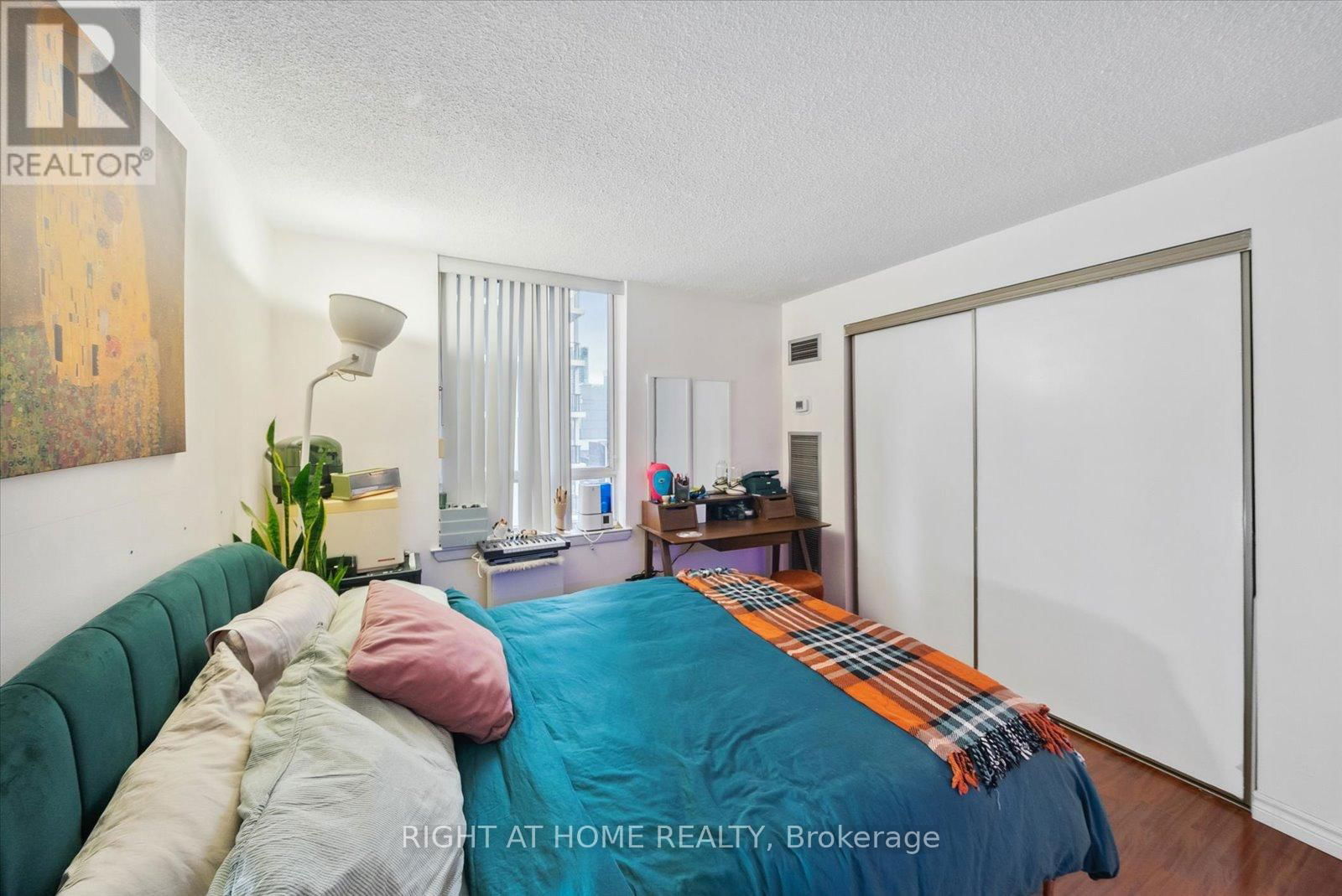 1407 - 633 BAY STREET Image 21