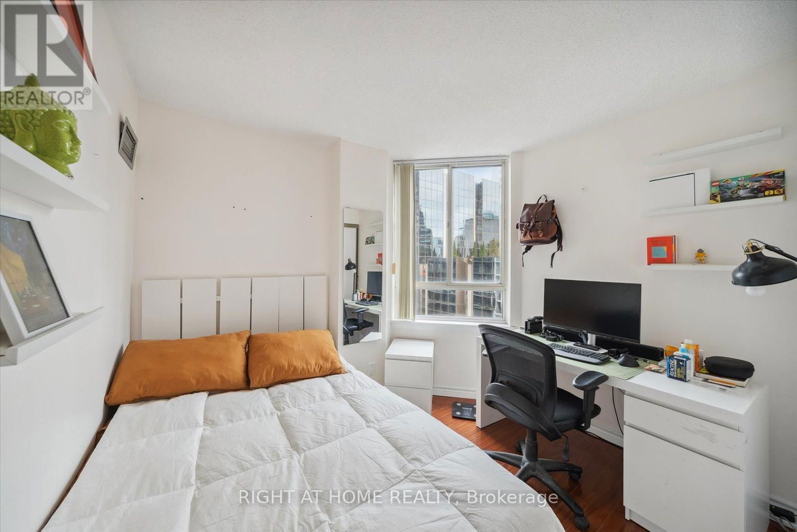 1407 - 633 BAY STREET Image 22