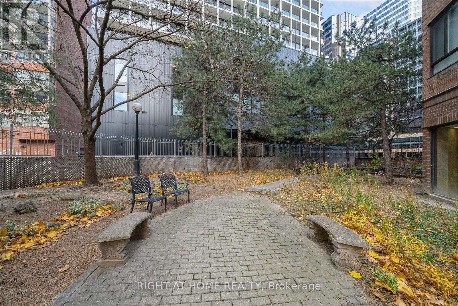 1407 - 633 BAY STREET Image 35