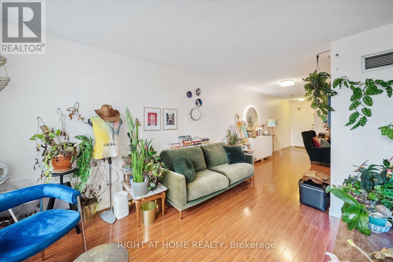 1407 - 633 BAY STREET Image 9
