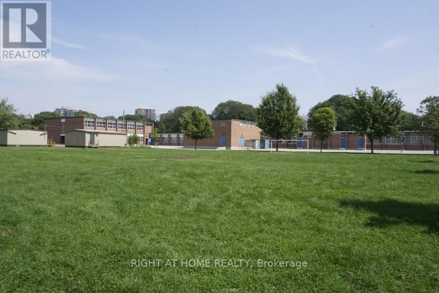 12 - 50 THREE VALLEYS DRIVE Image 27