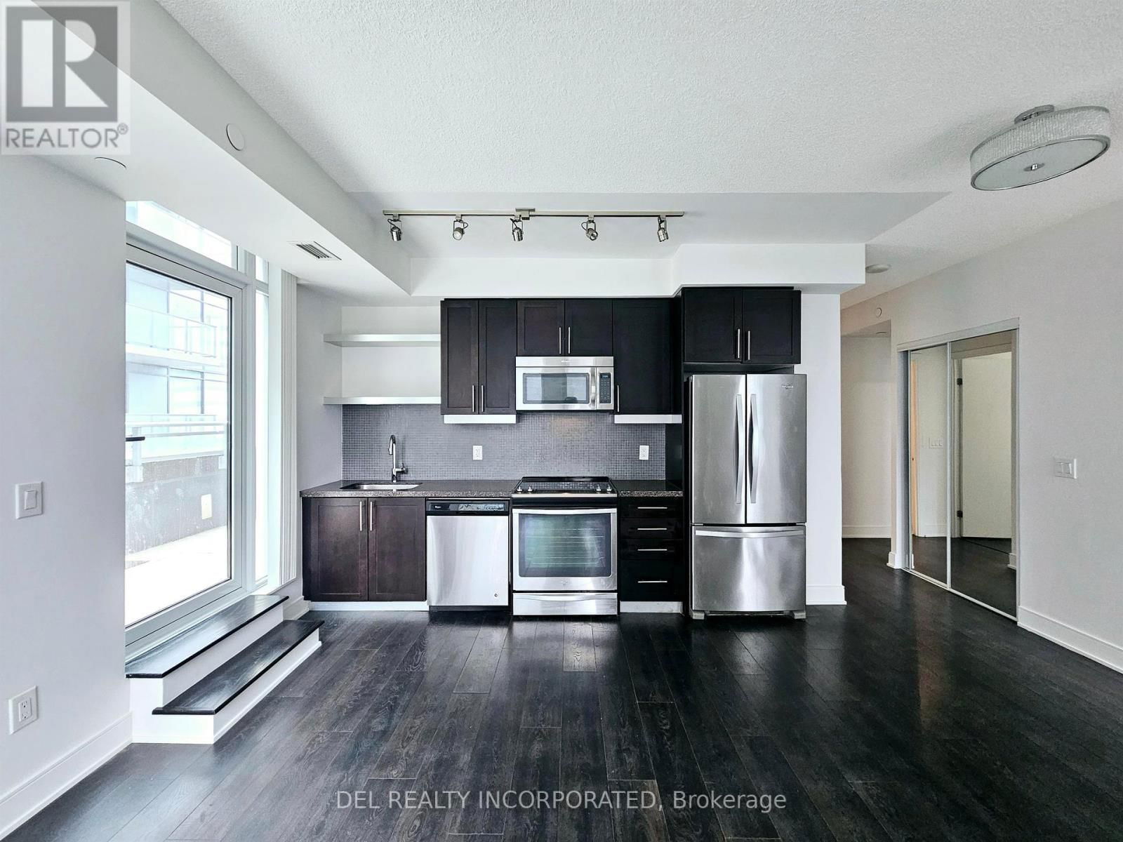 903 - 525 ADELAIDE STREET WEST Image 2