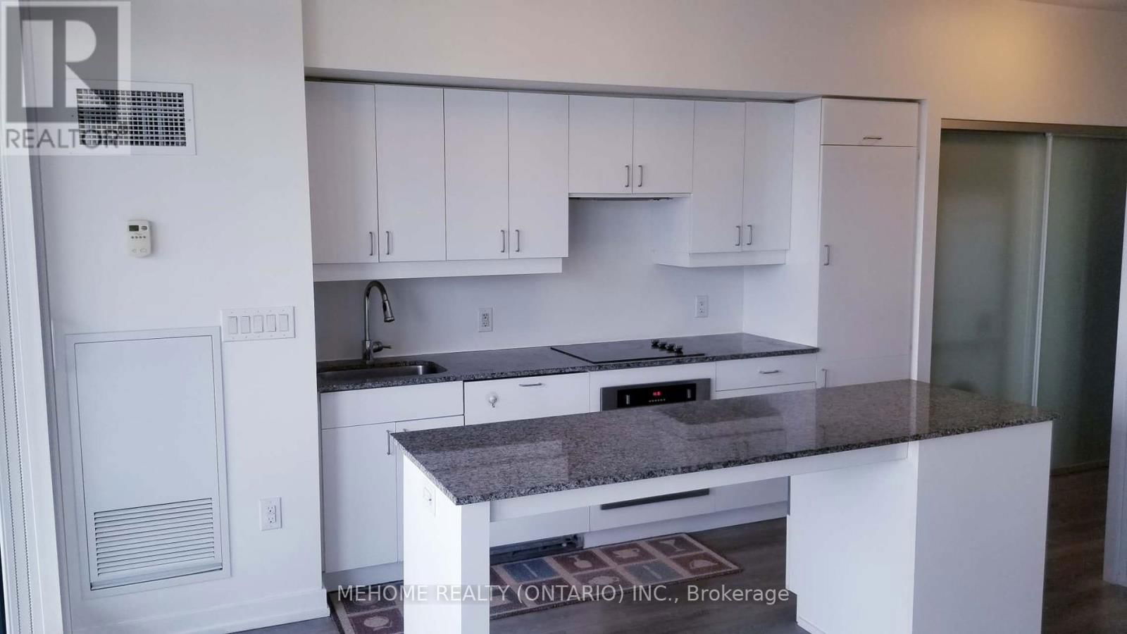 3806 - 426 UNIVERSITY AVENUE Image 3