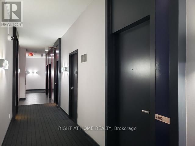 4902 - 832 BAY STREET Image 2
