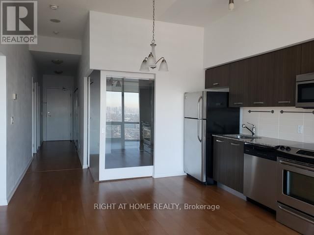 4902 - 832 BAY STREET Image 5