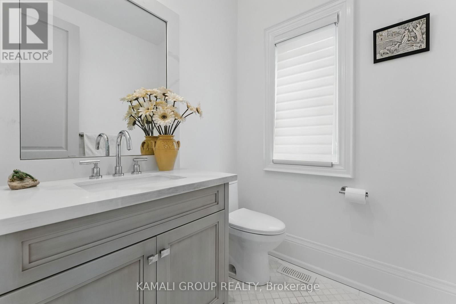 253 POYNTZ AVENUE Image 32
