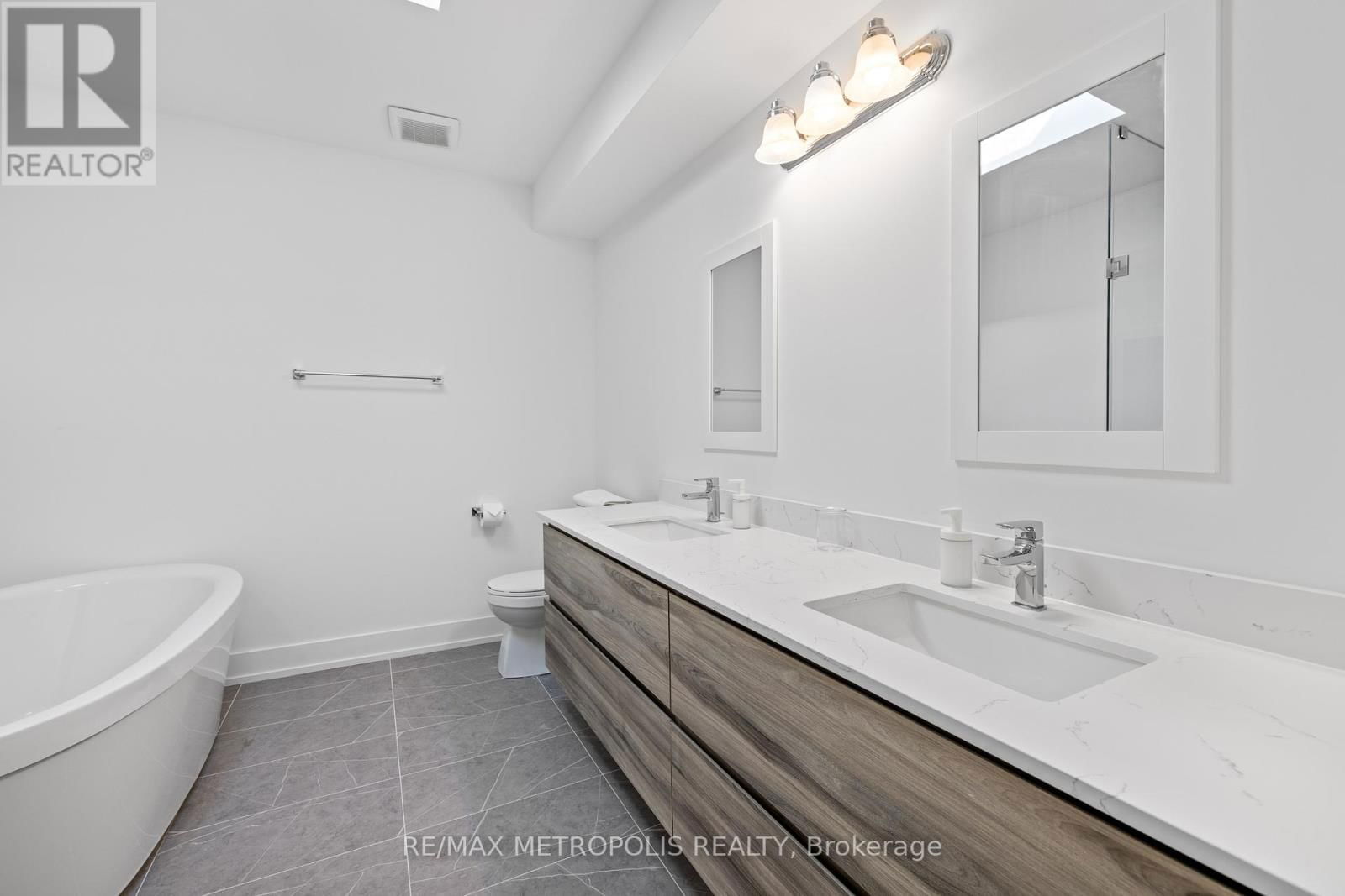 Upper-A - 449 LANSDOWNE AVENUE Image 13