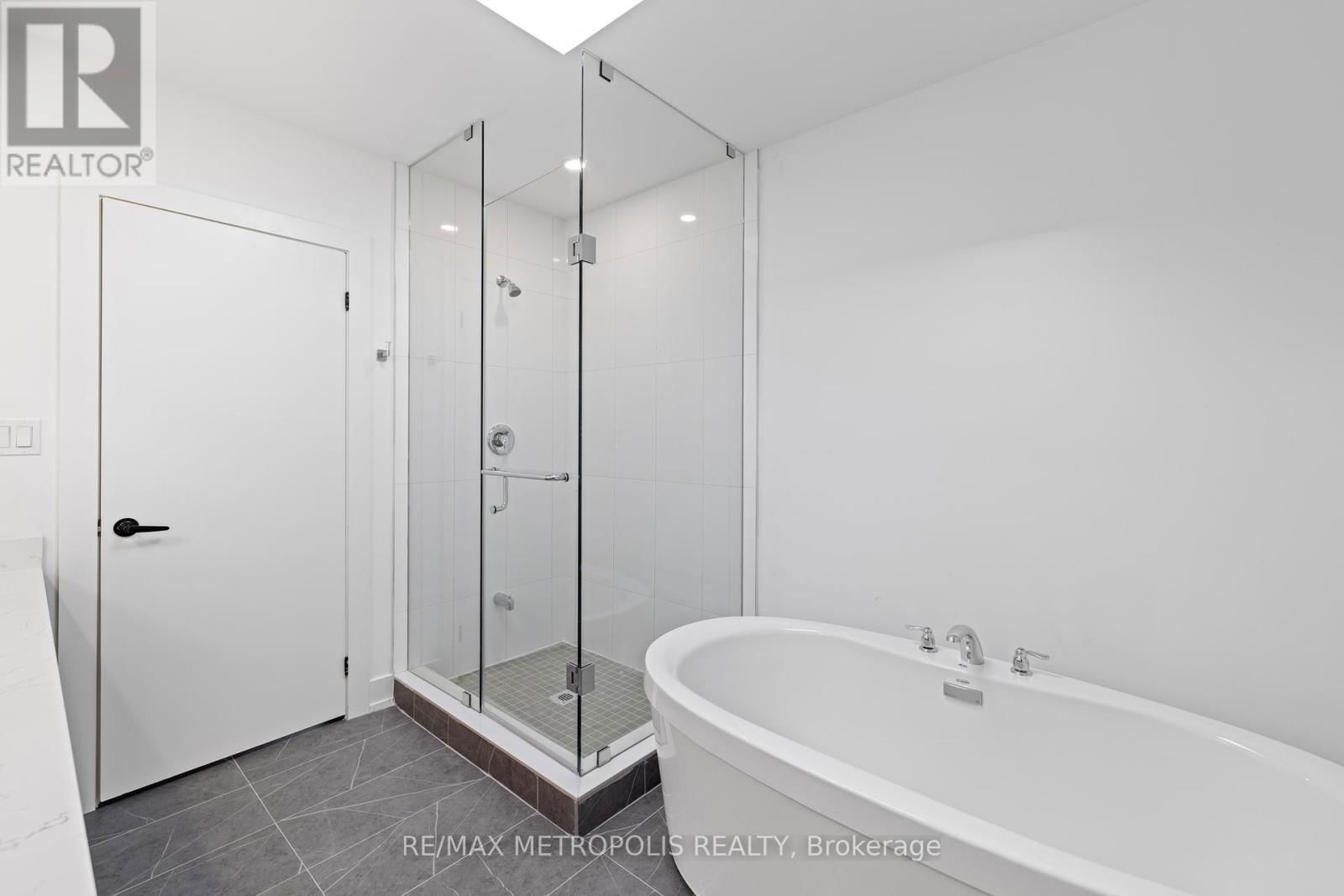 Upper-A - 449 LANSDOWNE AVENUE Image 14