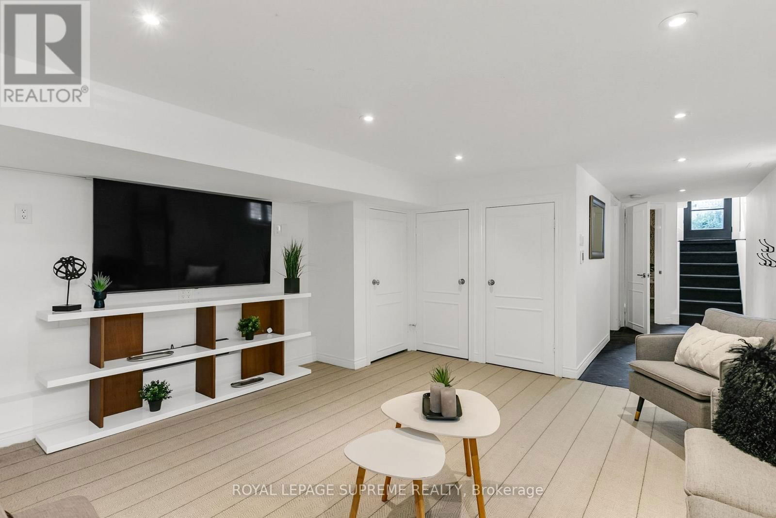 1 MARTIN CRESCENT Image 34