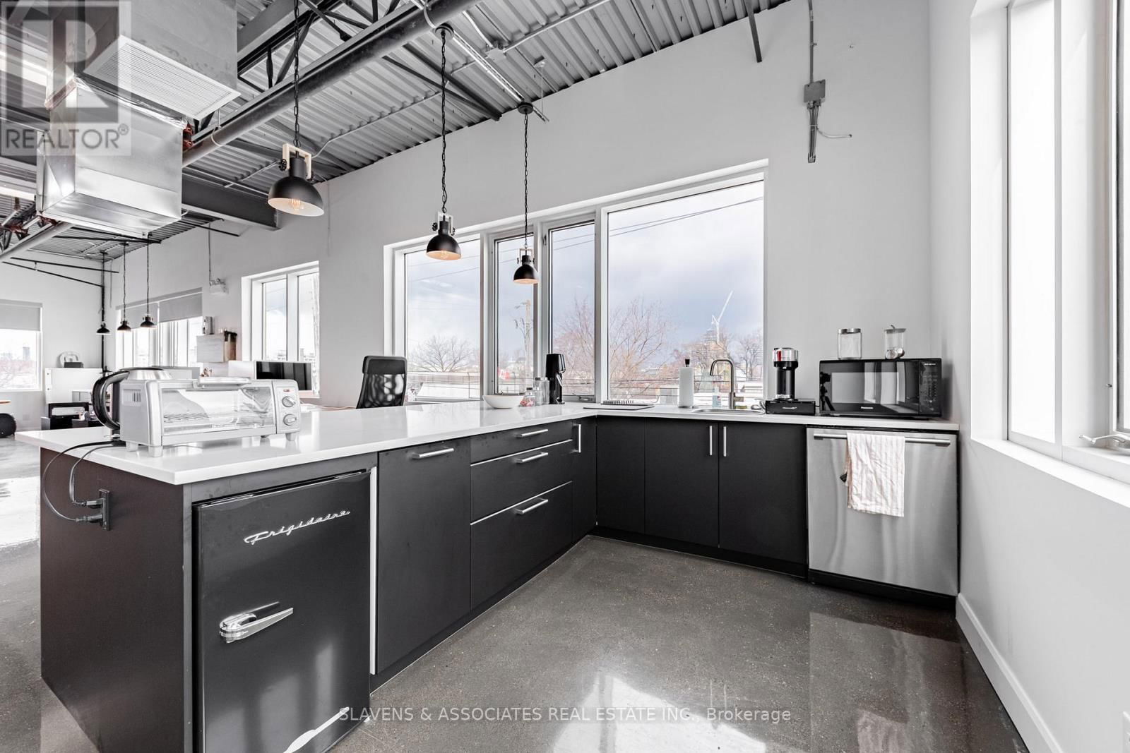 208 - 41 INDUSTRIAL STREET Image 3