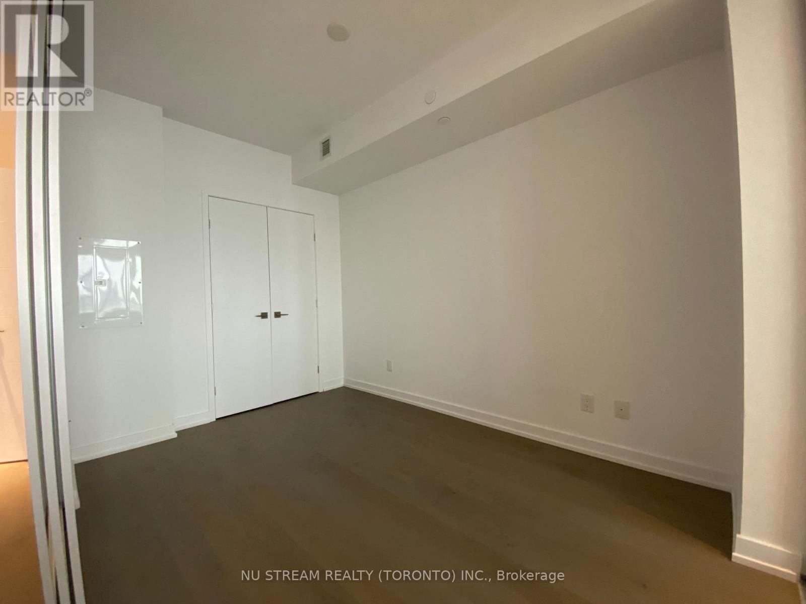 4509 - 488 UNIVERSITY AVENUE Image 16