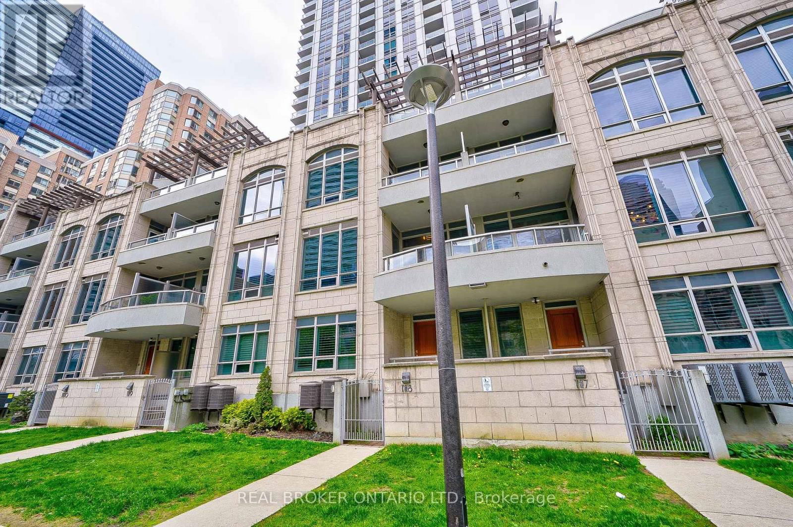 TH08 - 761 BAY STREET Image 1