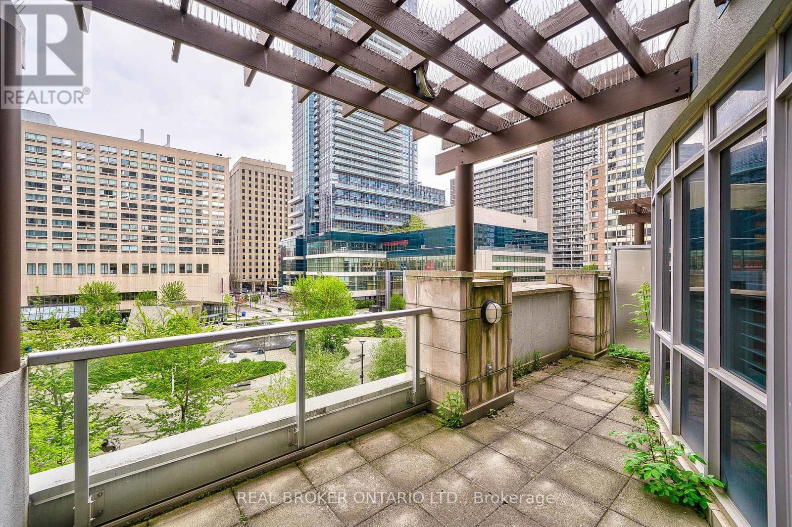 TH08 - 761 BAY STREET Image 35