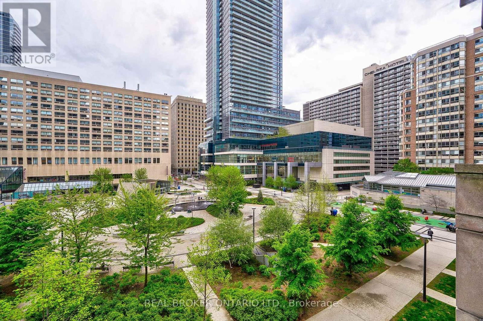 TH08 - 761 BAY STREET Image 38