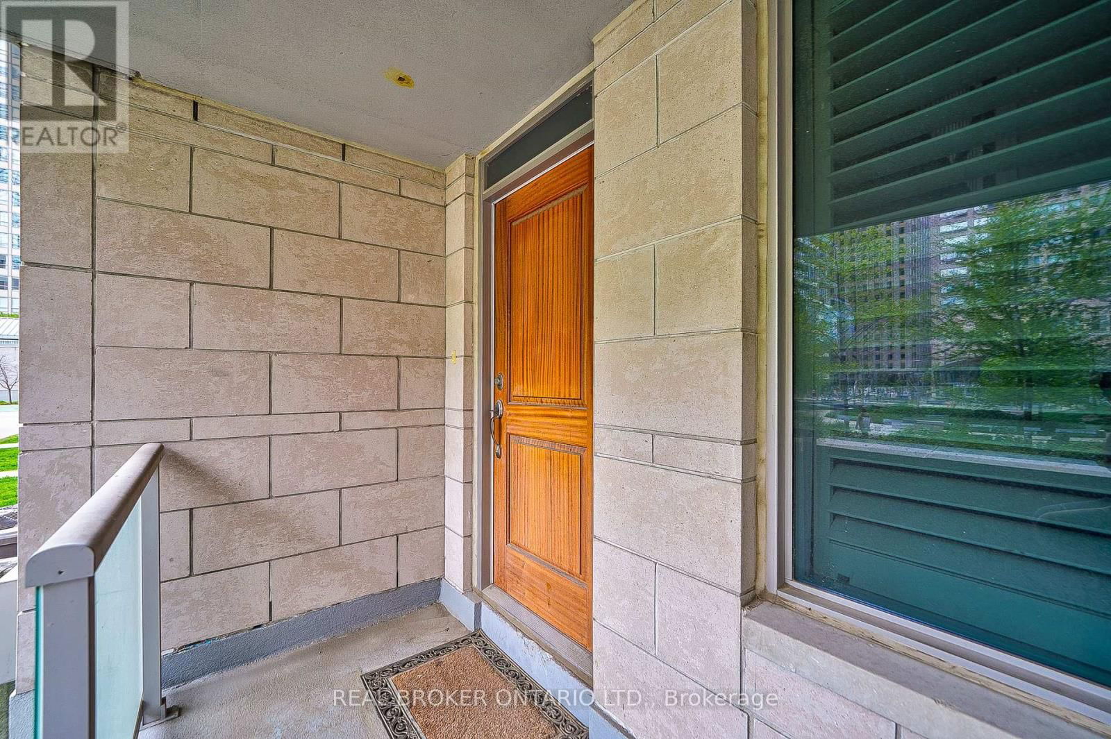TH08 - 761 BAY STREET Image 4