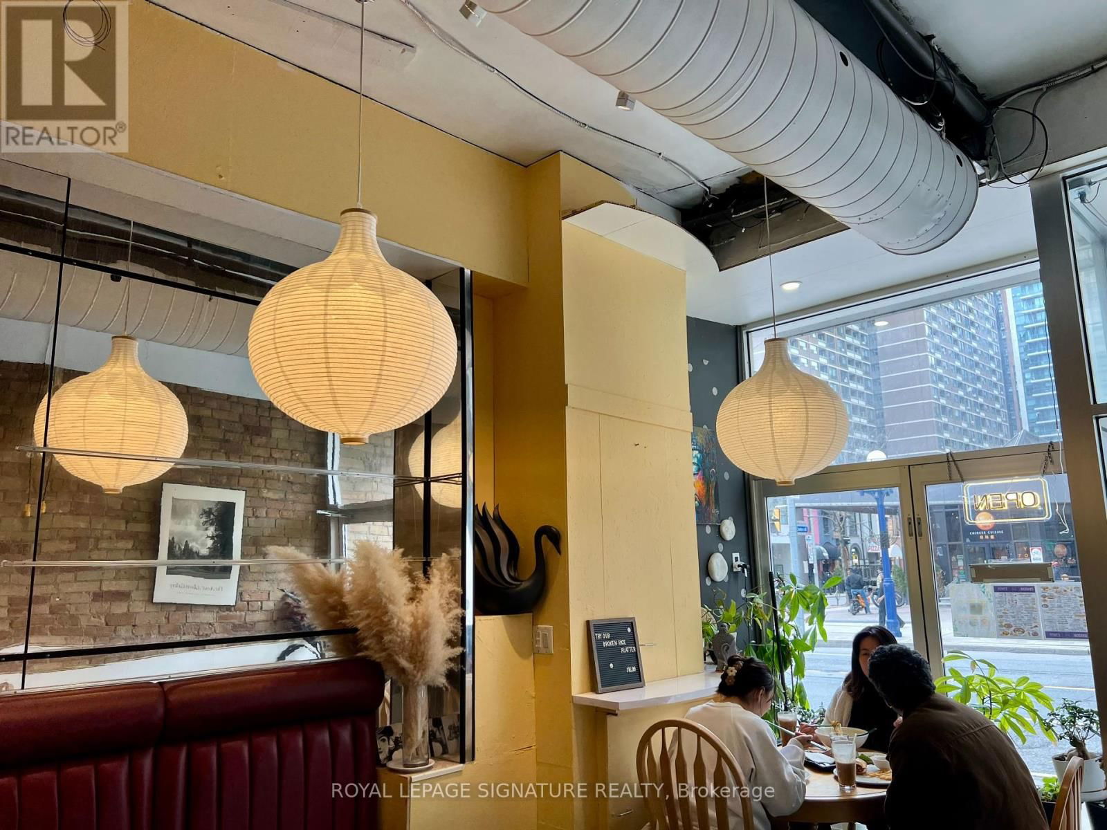 687 YONGE STREET Image 6