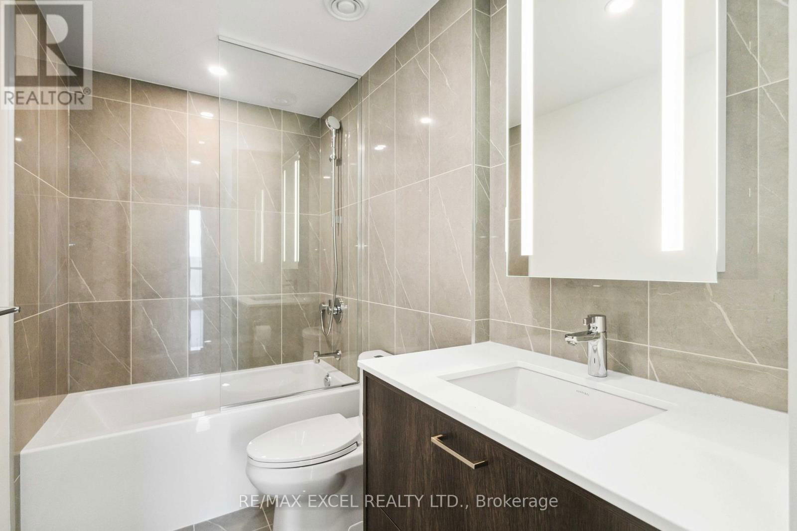 520 - 30 INN ON THE PARK DRIVE Image 32
