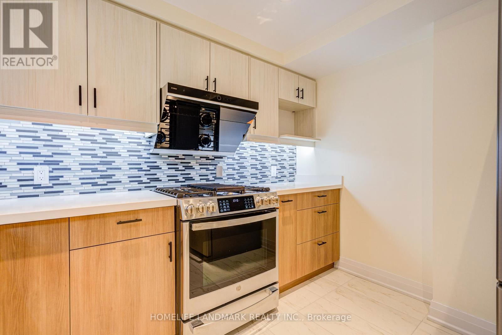 1215 - 28 SOMMERSET WAY Image 15