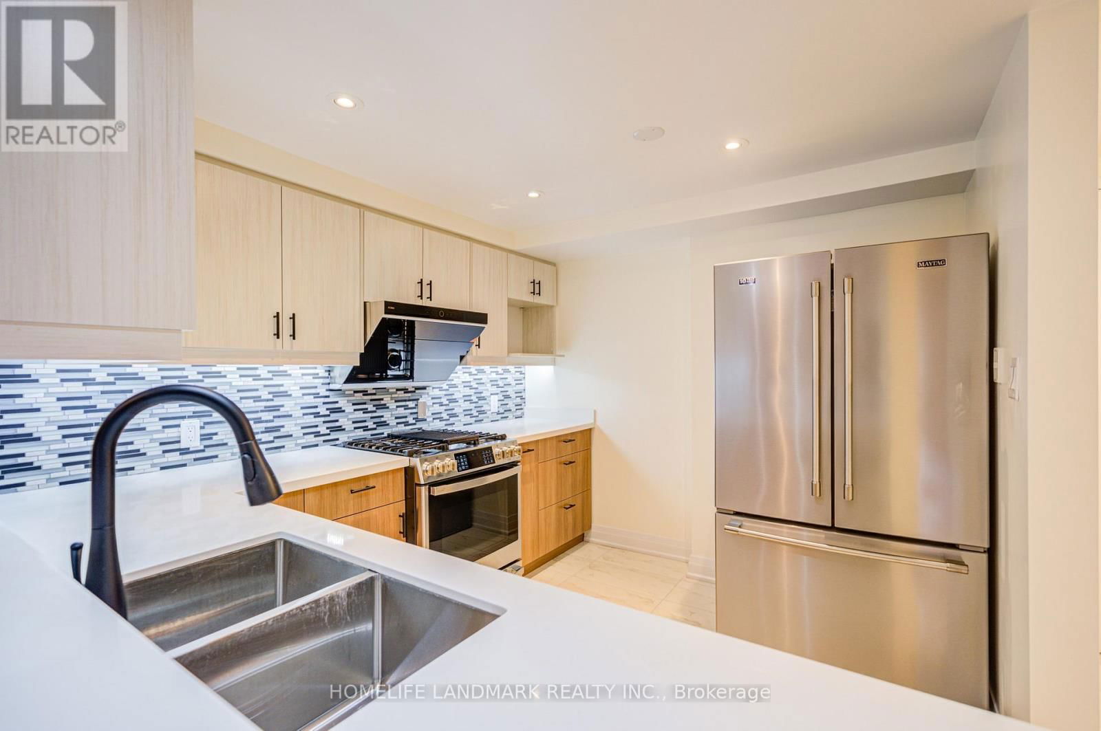 1215 - 28 SOMMERSET WAY Image 16