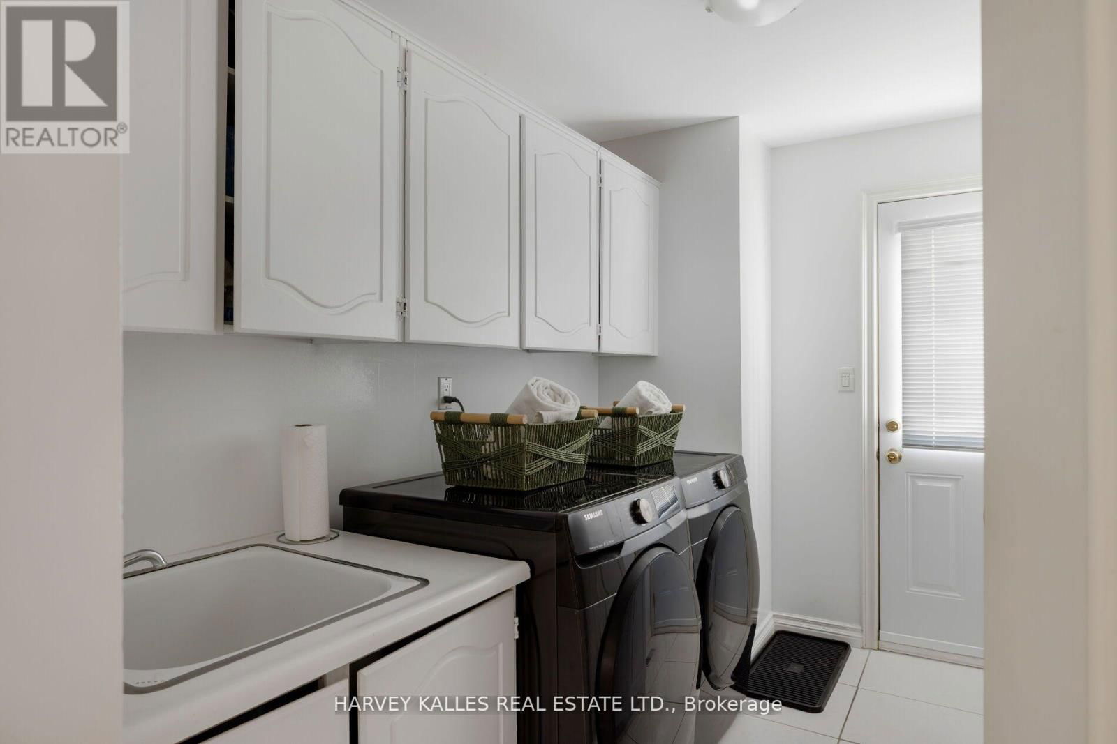 124 ABBEYWOOD TRAIL Image 19