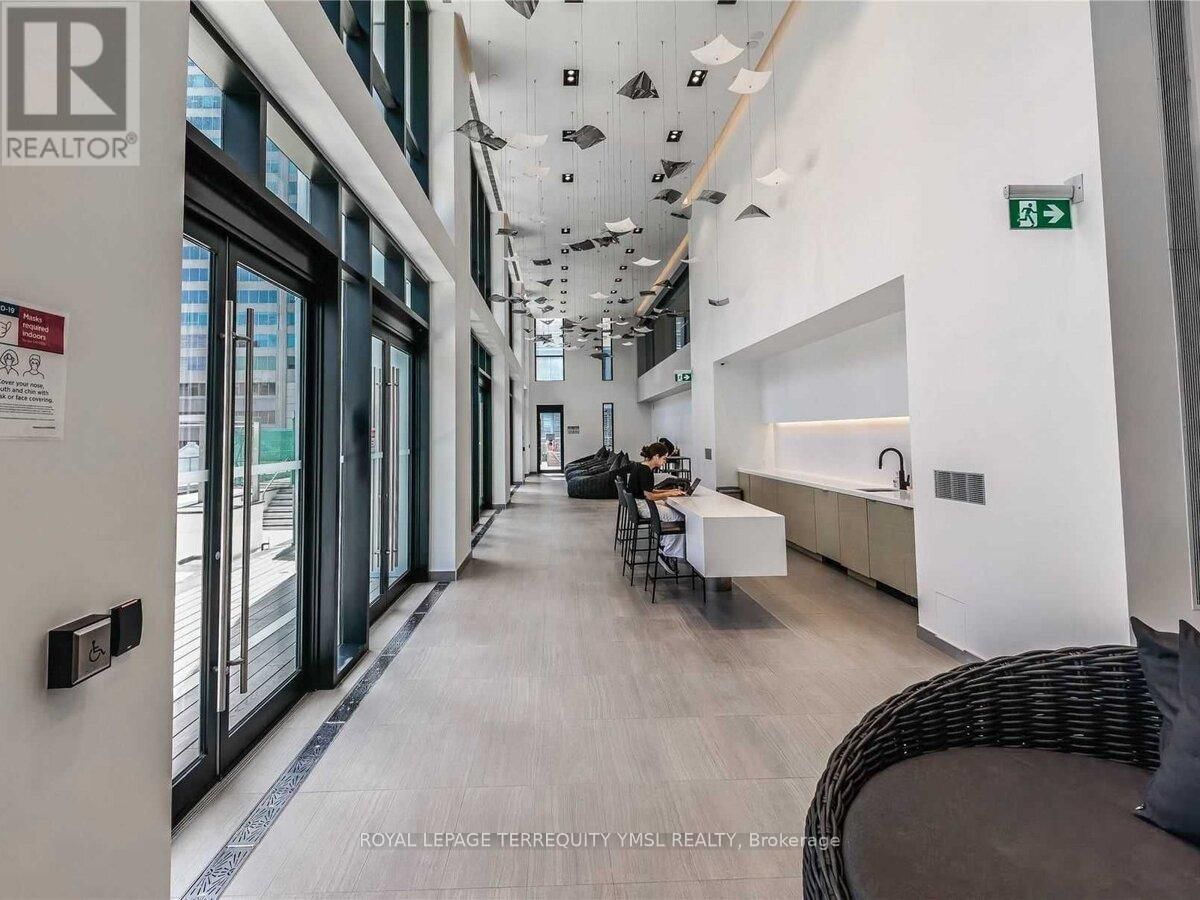 1601 - 1 YORKVILLE AVENUE Image 30