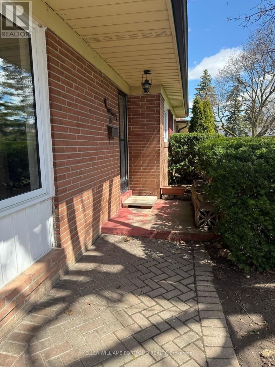 18 TREADGOLD CRESCENT Image 2