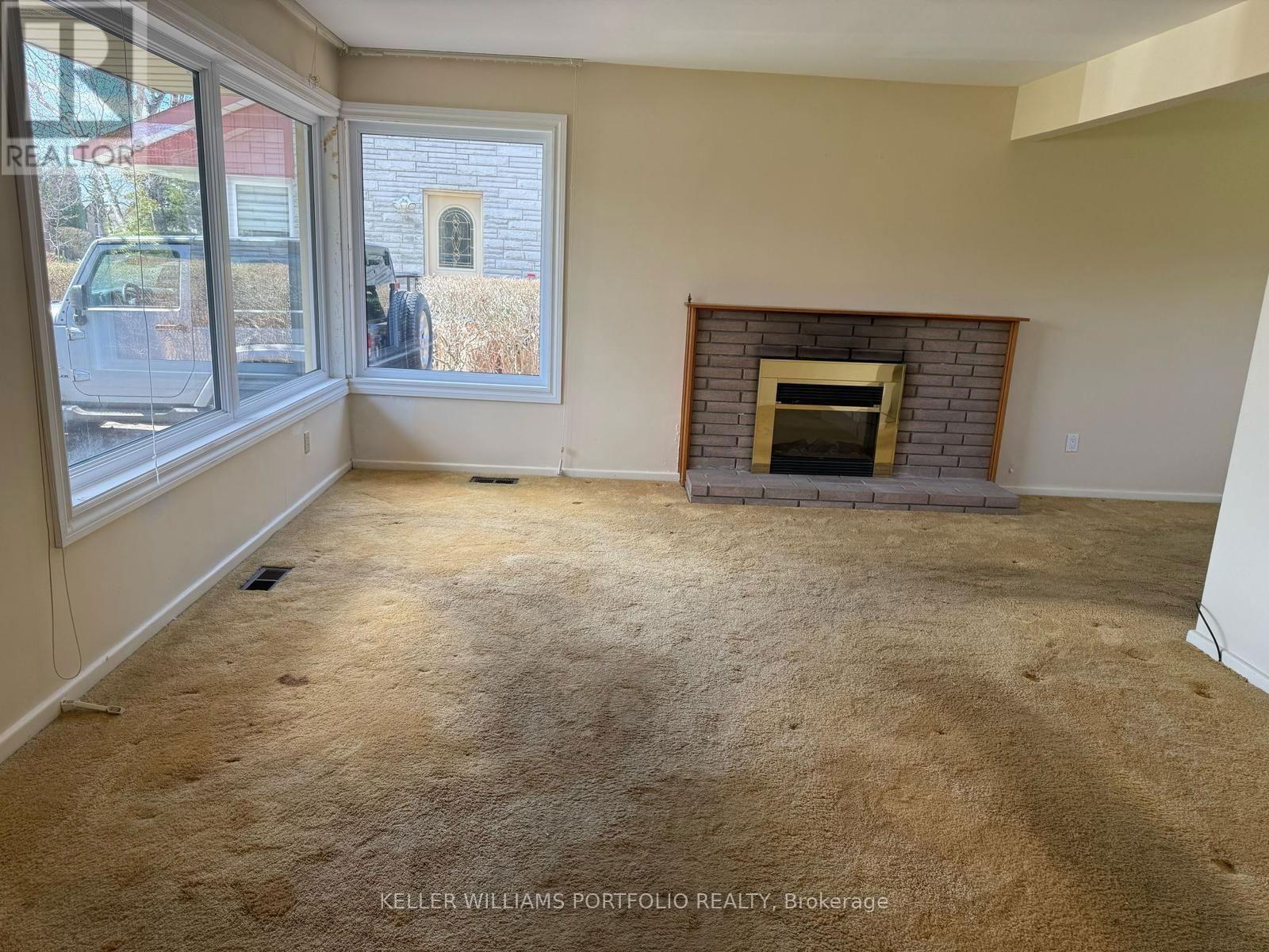 18 TREADGOLD CRESCENT Image 8