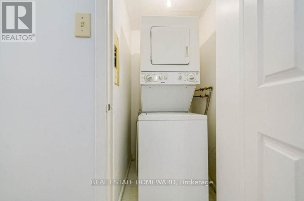 1413 - 711 BAY STREET Image 10