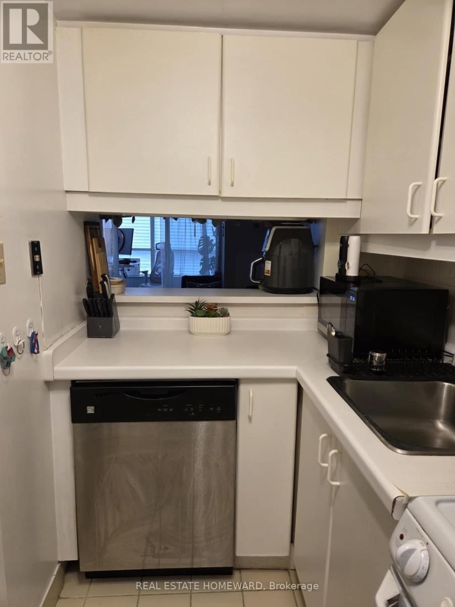 1413 - 711 BAY STREET Image 11