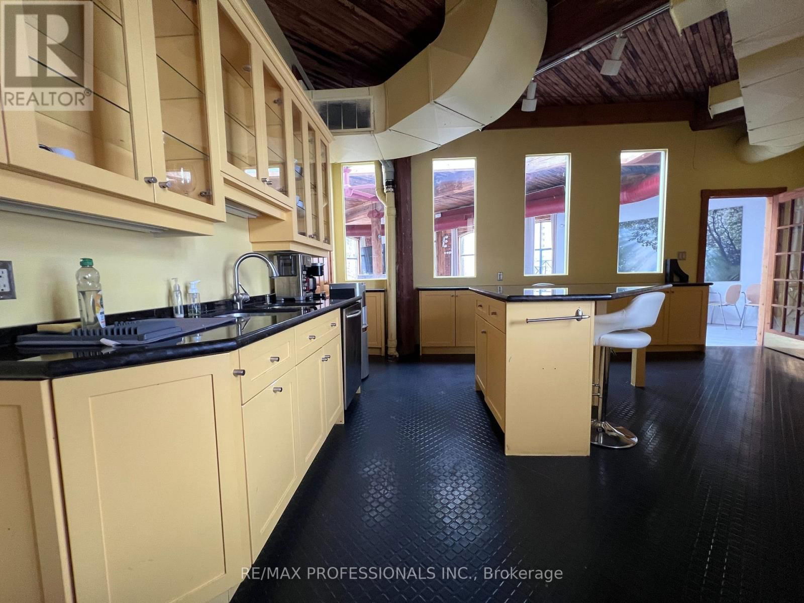 3 - 290 SHUTER STREET Image 12
