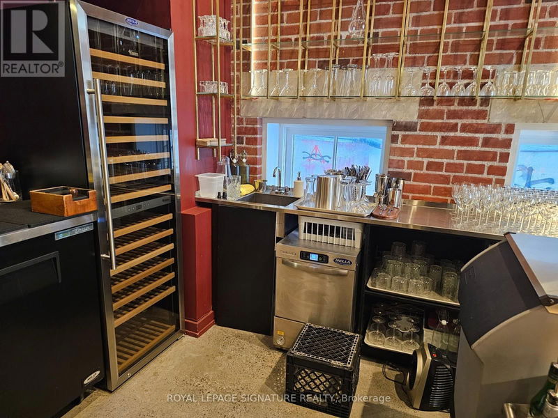 Image #1 of Restaurant for Sale at Duncan, Toronto, Ontario