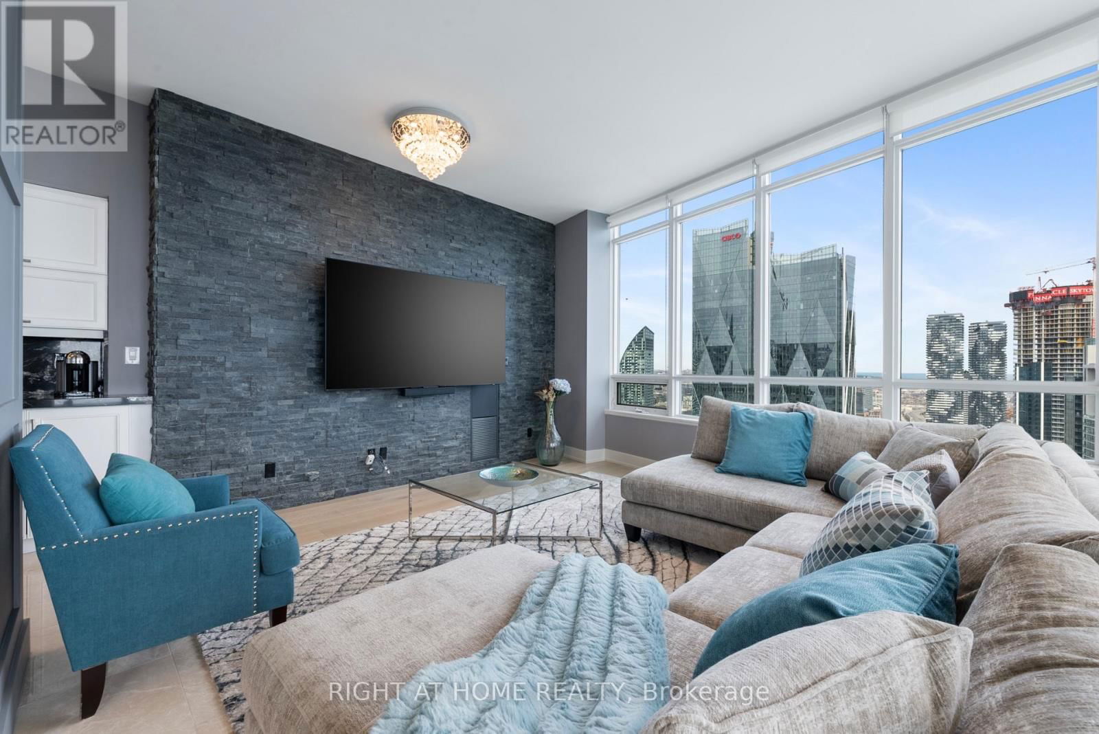 5104 - 65 BREMNER BOULEVARD Image 3