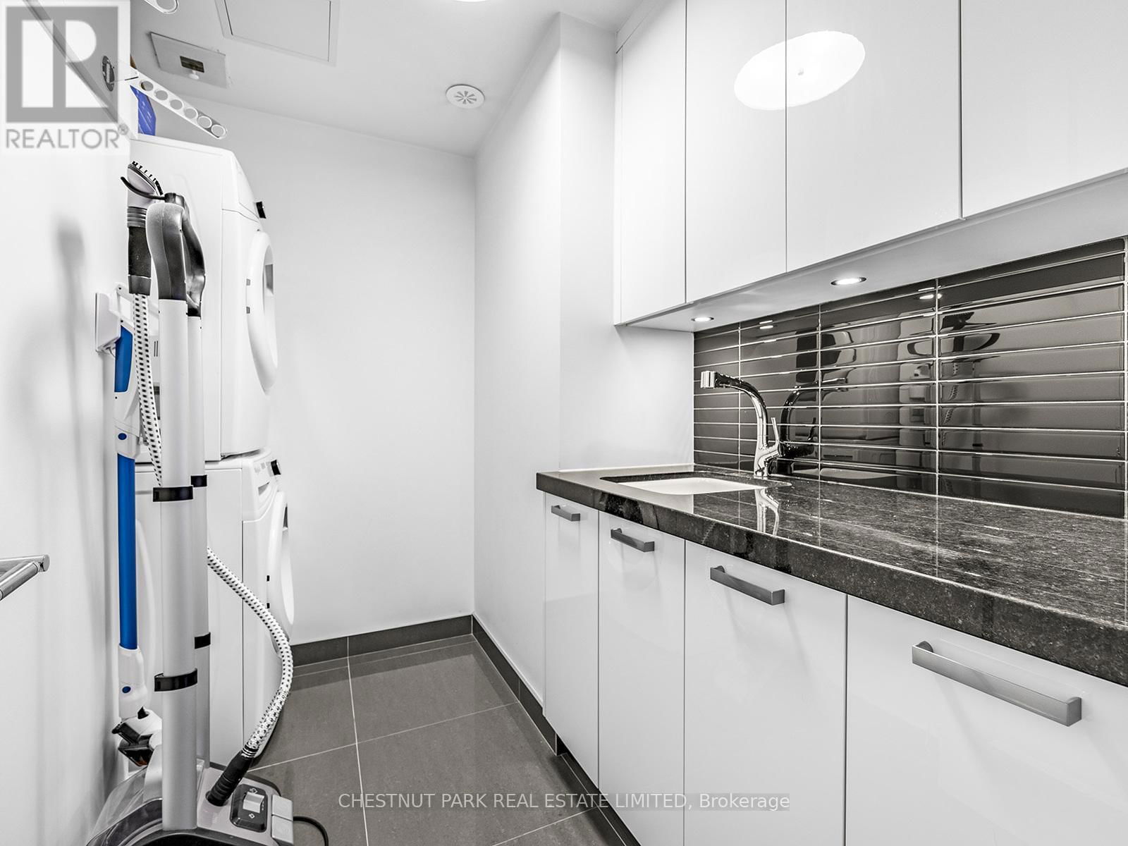 11 - 1074 BAY STREET Image 32