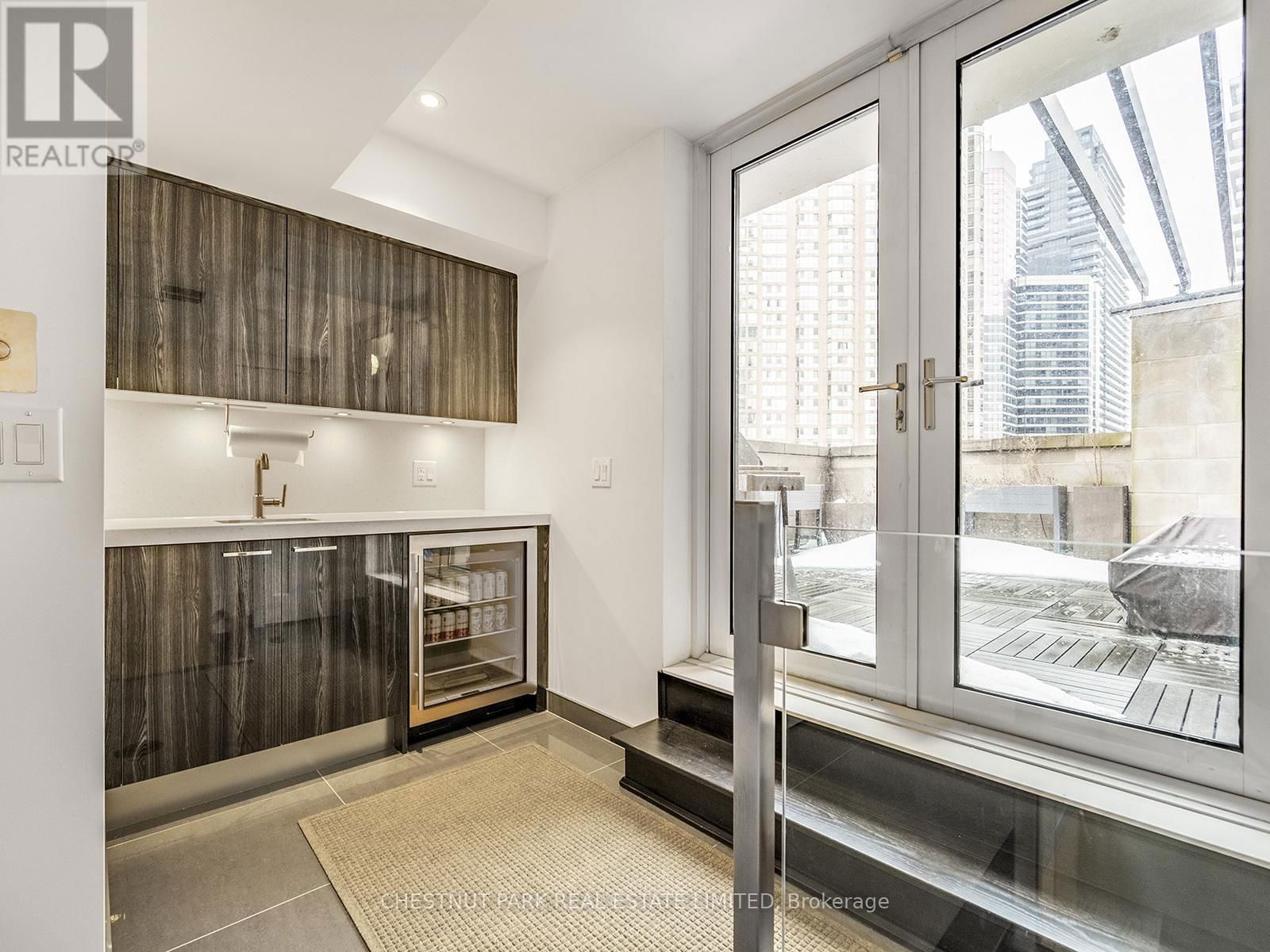 11 - 1074 BAY STREET Image 35