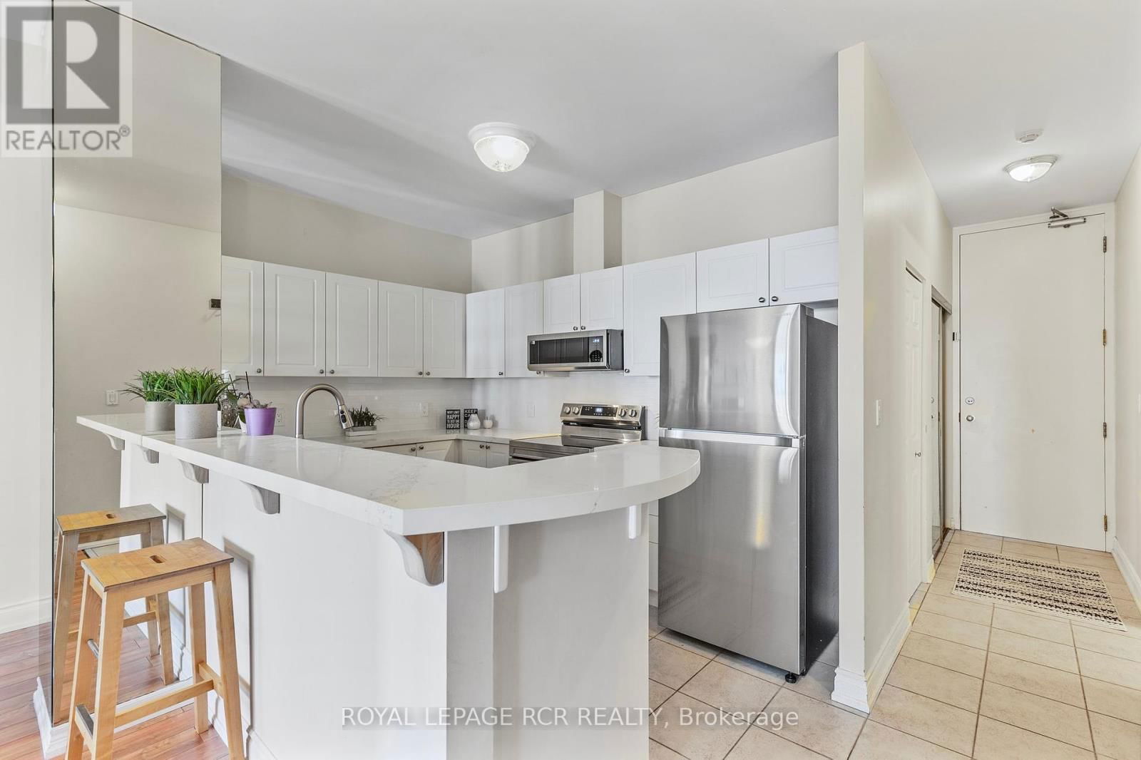 521 - 10 GATEWAY BOULEVARD Image 12