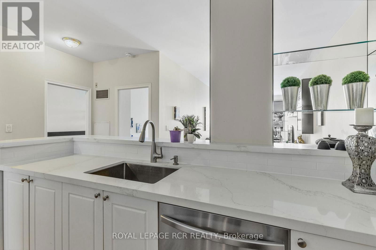 521 - 10 GATEWAY BOULEVARD Image 16