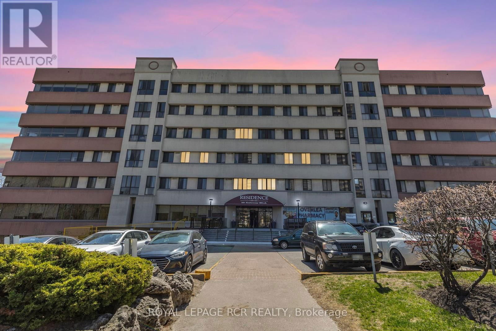521 - 10 GATEWAY BOULEVARD Image 3