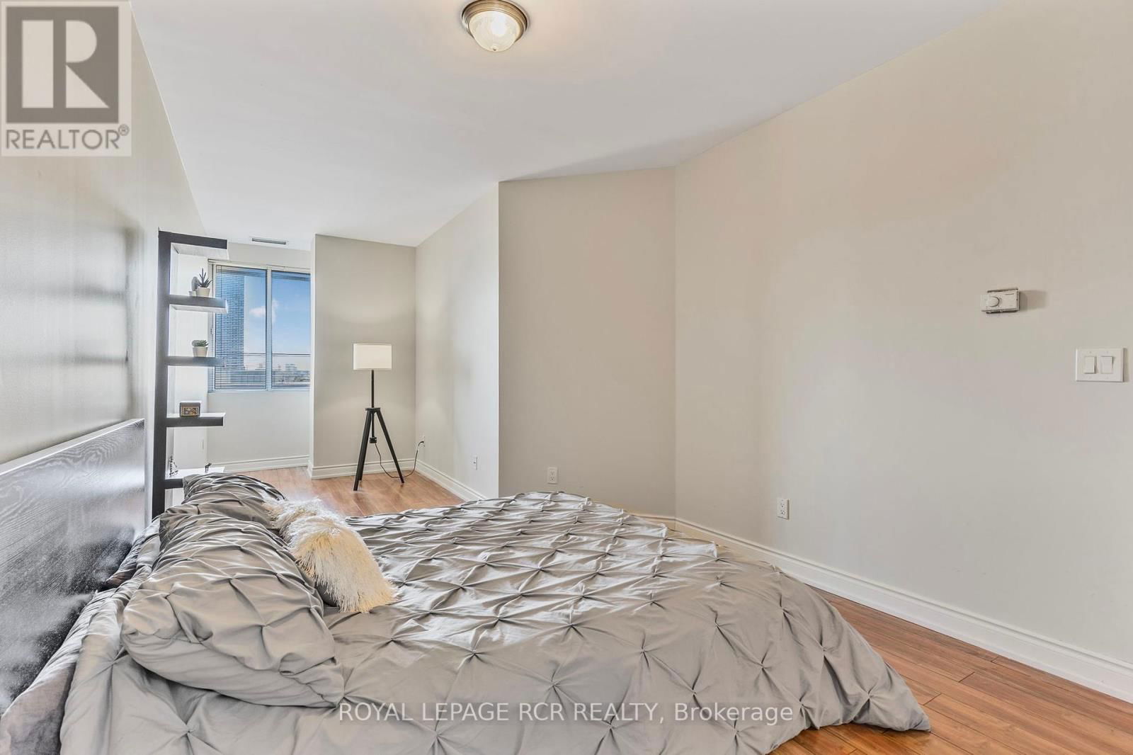 521 - 10 GATEWAY BOULEVARD Image 31