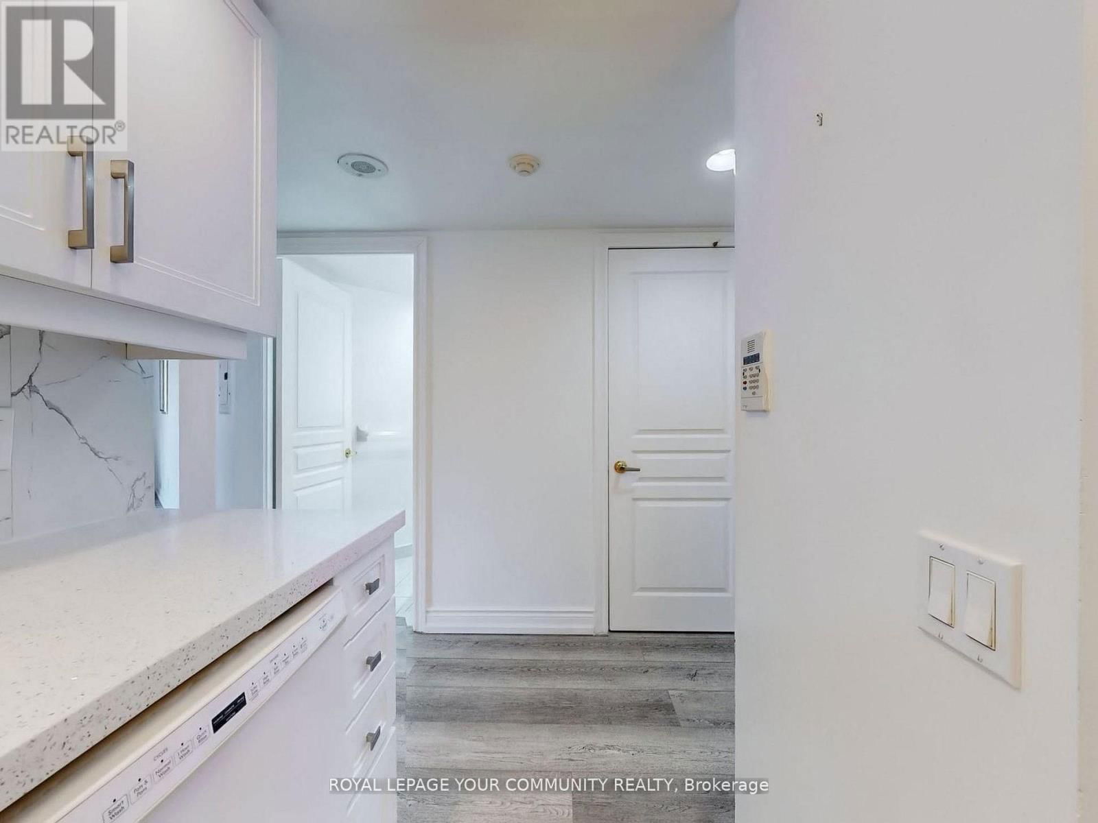 929 - 15 NORTHTOWN WAY Image 21