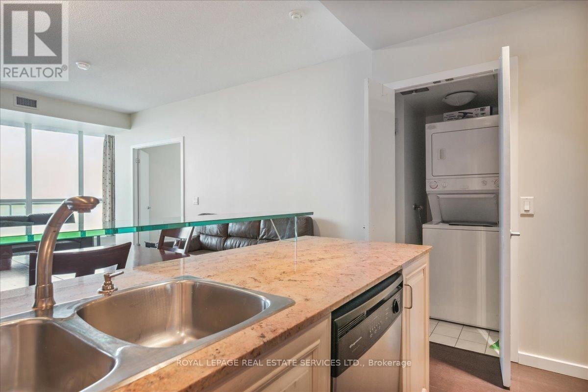 1007 - 218 QUEENS QUAY WEST Image 18