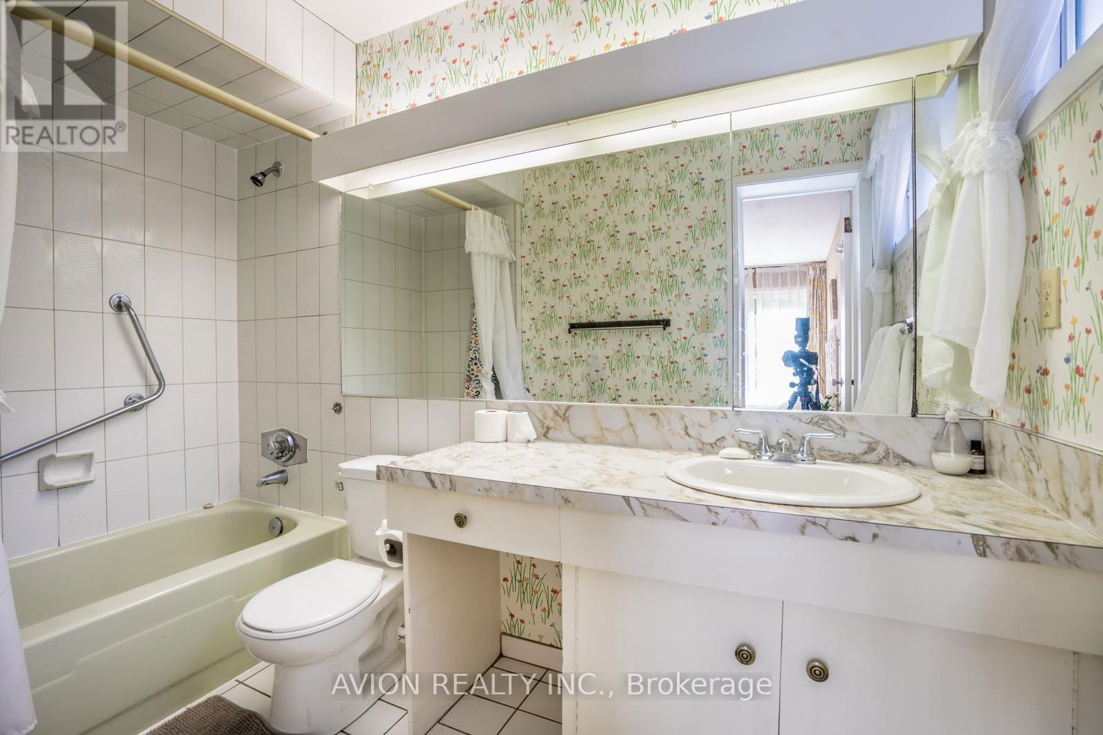 215 DUNVIEW AVENUE Image 14