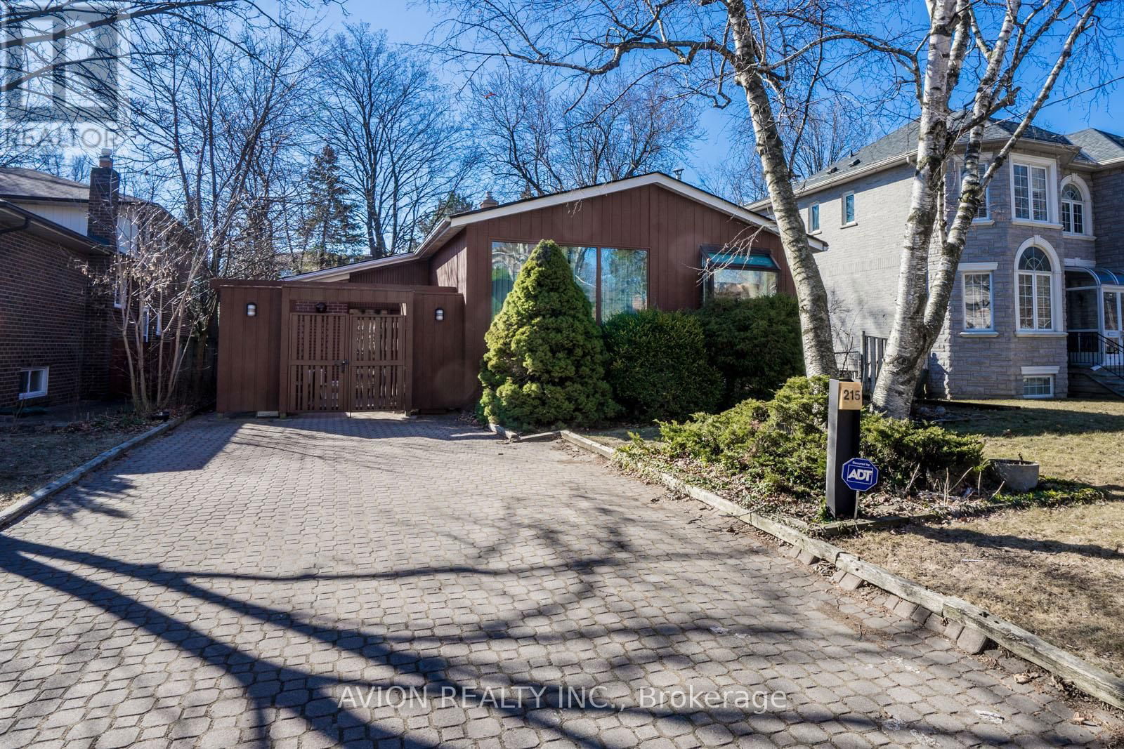 215 DUNVIEW AVENUE Image 17