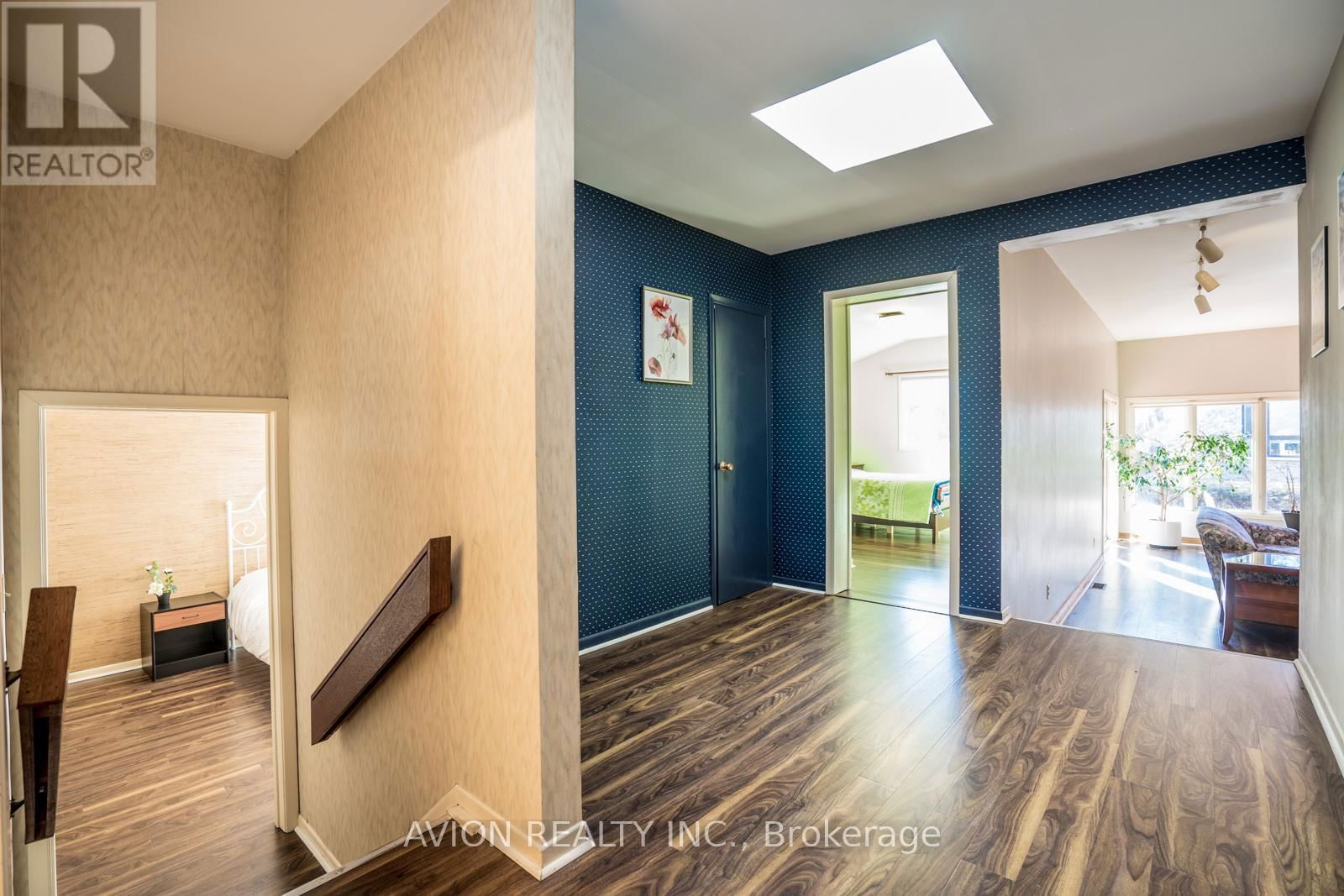 215 DUNVIEW AVENUE Image 8