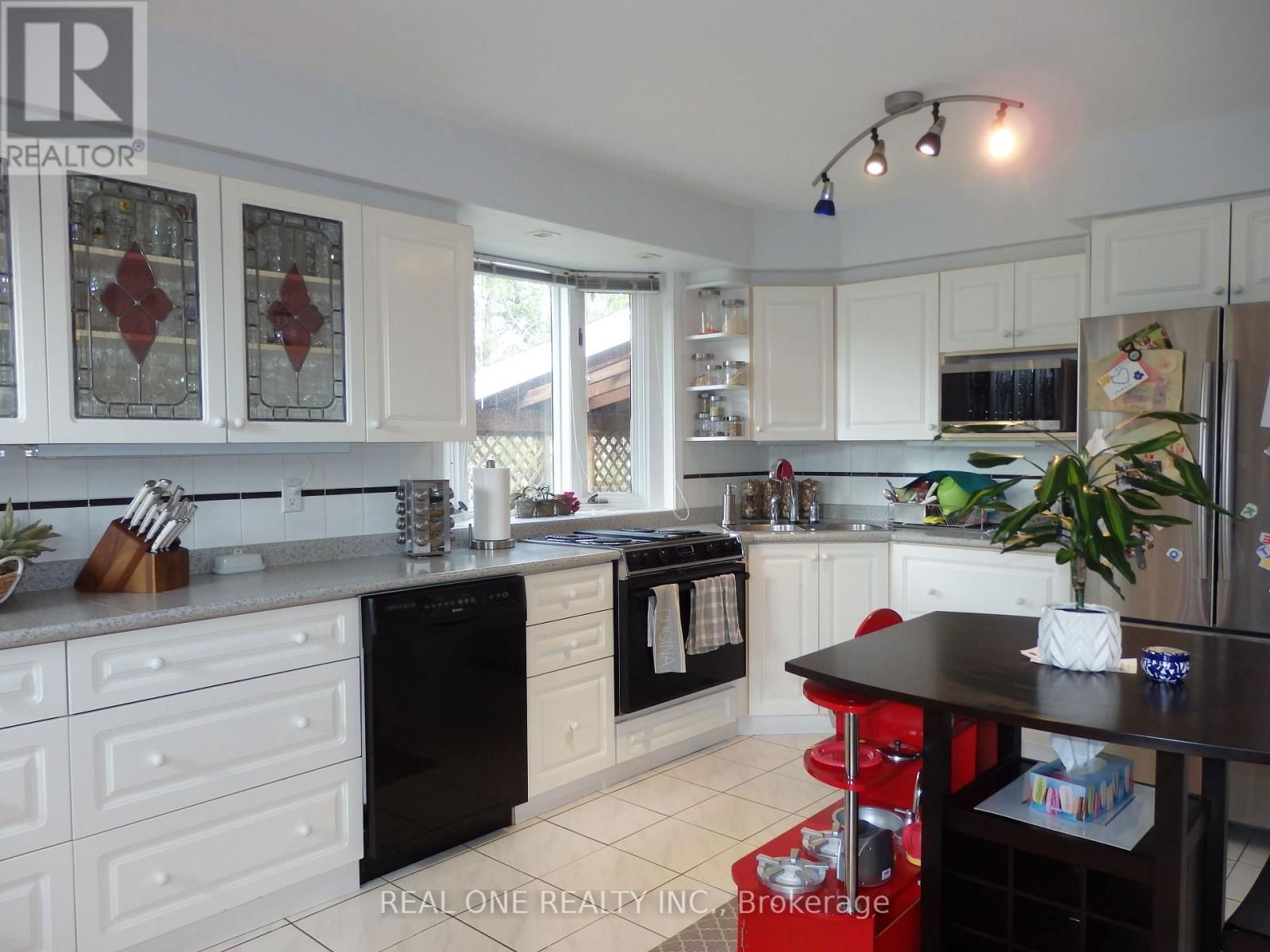 19 VERSEND DRIVE Image 13