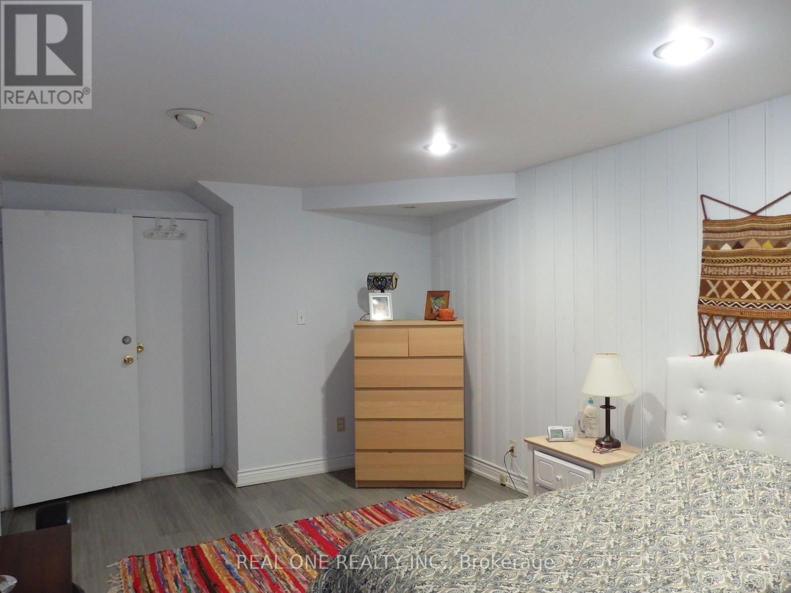 19 VERSEND DRIVE Image 21