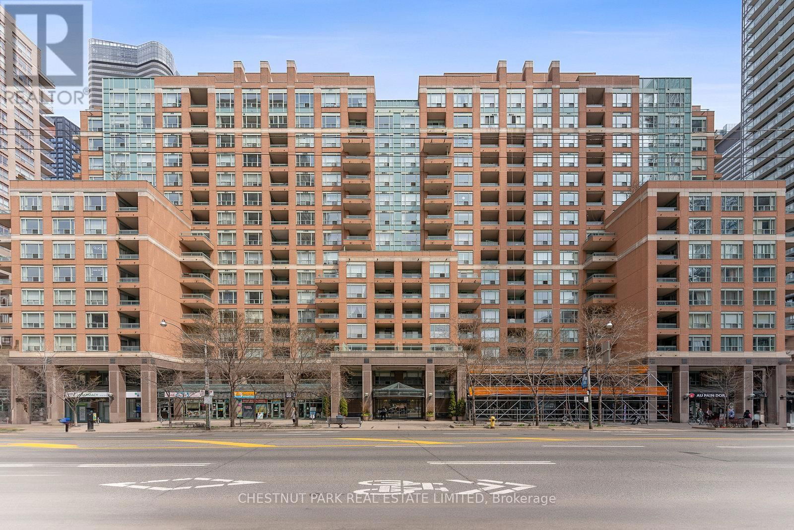 1610 - 889 BAY STREET Image 1