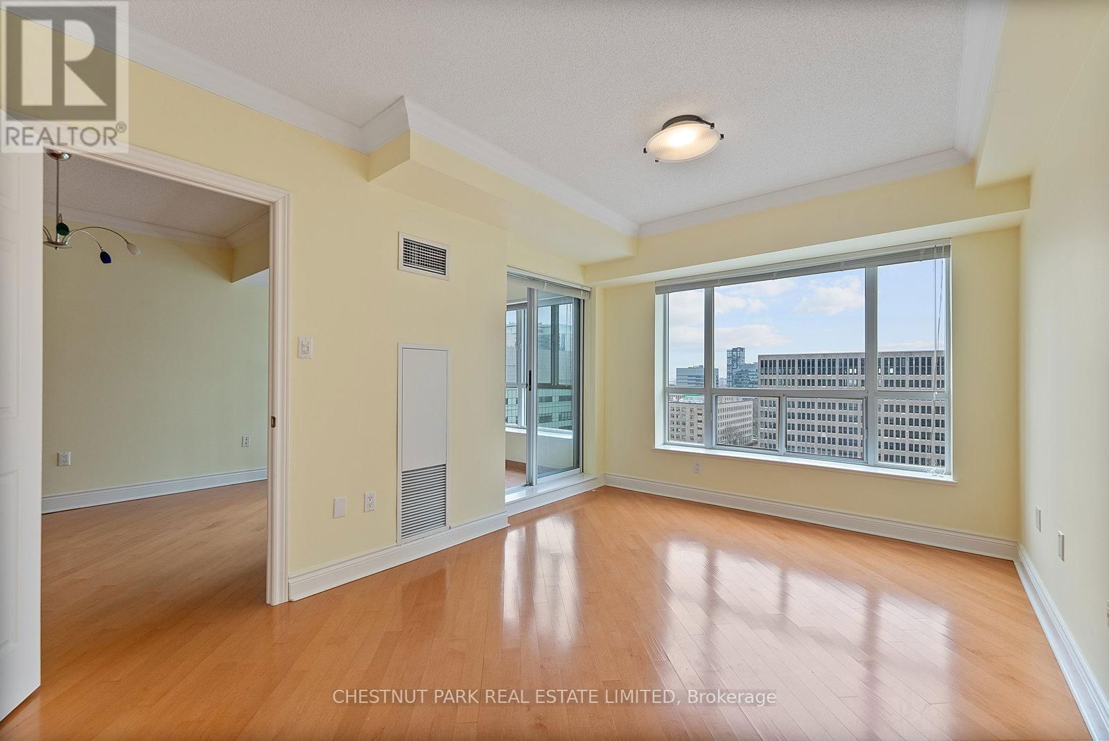 1610 - 889 BAY STREET Image 10