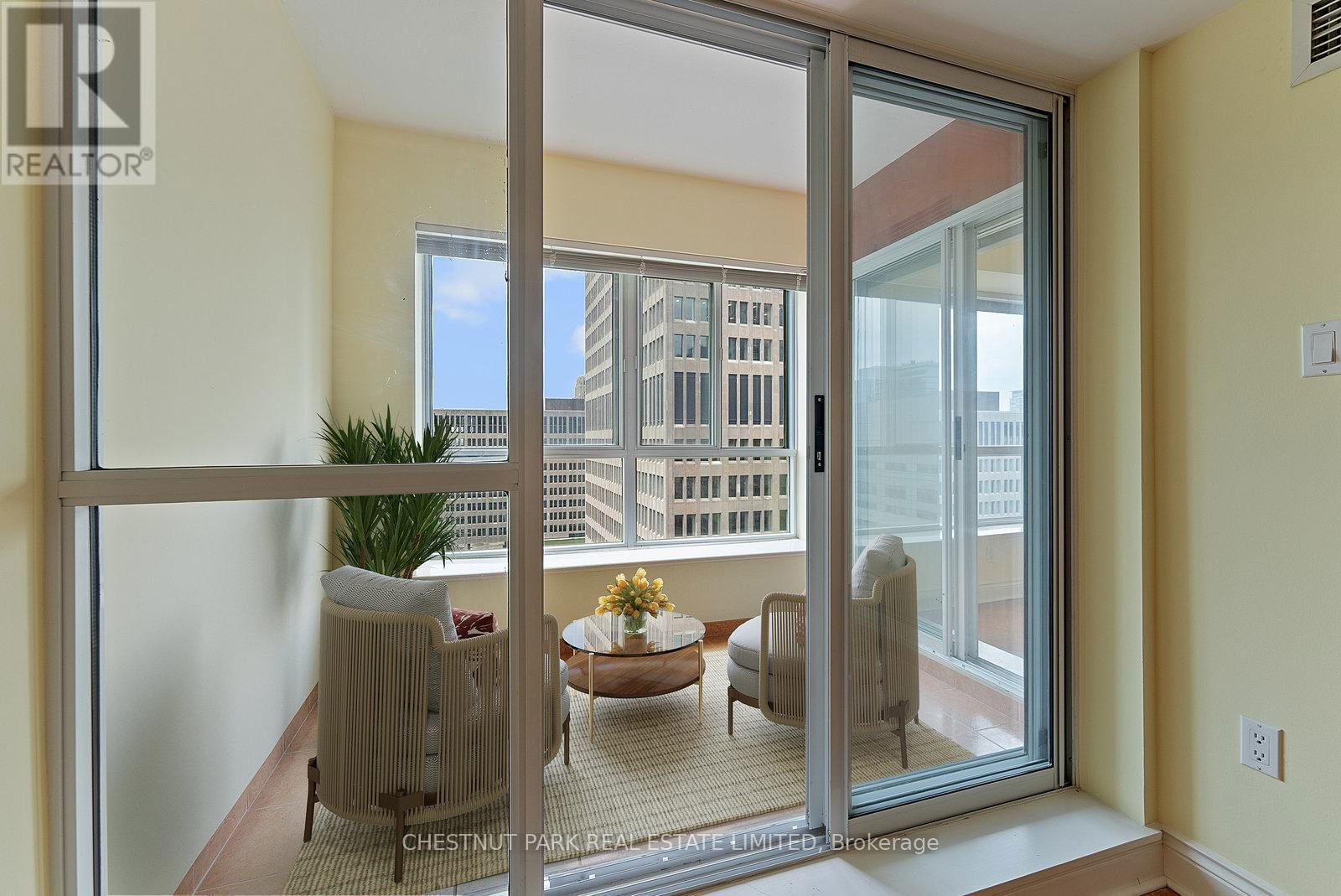 1610 - 889 BAY STREET Image 11